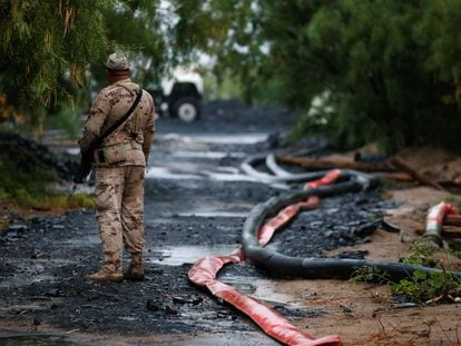 Un soldado hace guardia junto a las mangueras que extraen el agua de la mina de carbón colapsada en Sabinas, Coahuila.