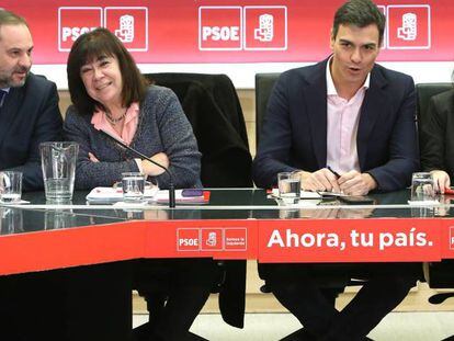 Pedro S&aacute;nchez preside una reuni&oacute;n con el grupo parlamentario socialista.