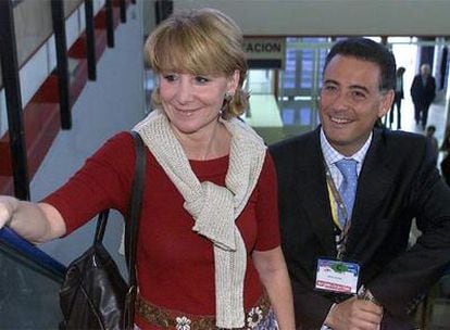 Esperanza Aguirre con su ex consejero de Deportes Alberto López Viejo, en 2003.