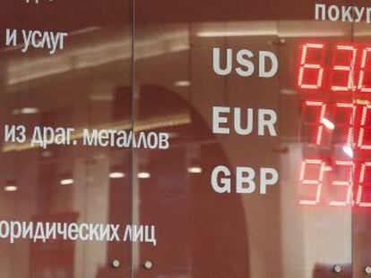 Varias personas hacen cola ayer en una oficina de cambio de divisas en Mosc&uacute;, Rusia.