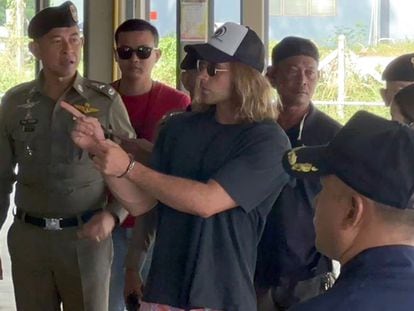 Daniel Sancho, durante la visita al lugar del crimen como detenido por la policía de Tailandia, el 6 de agosto.