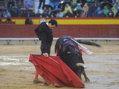 Finito de Córdoba muletea con la mano derecha a uno de sus toros.