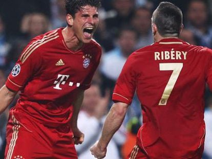 Mario G&oacute;mez celebra con Rib&eacute;ry un gol al Marsella. 