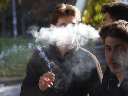 La encuesta de uso de drogas por jóvenes de 14 a 18 años refleja el primer repunte en el consumo diario de cigarros desde 2012. Casi la mitad ha probado el ‘vapeo’