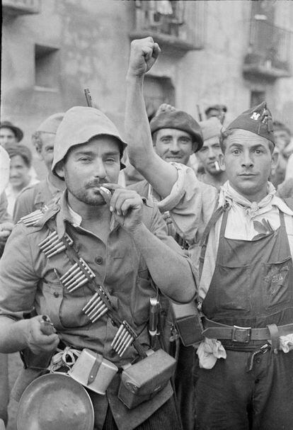 Tras su edición original en inglés, llega la versión española de 'Almas vivas', un libro de fotografías de la Guerra Civil, en su mayoría inéditas, que tomó un voluntario inglés del bando republicano, Alec Wainman. En la imagen, milicianos republicanos del frente de Aragón, el 12 de septiembre de 1936.