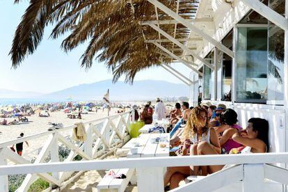 El 'beach club' Bienstar Tarifa, ideal para ver la puesta de sol, está junto a la isla de las Palomas.