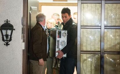 La policia s'emporta un ordinador de casa dels pares de Andreas Lubitz a Montabaur.