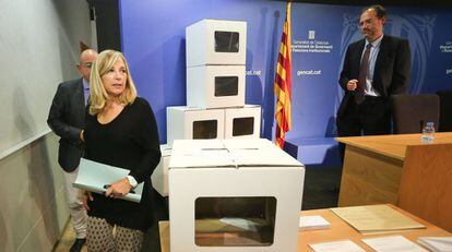 Joana Ortega, con urnas de la consulta del 9-N.