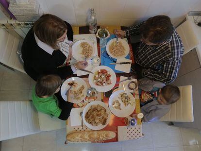 Sonia Moreno y su familia, en el almuerzo en Yuncos (Toledo).