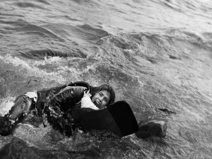 Una madre abraza a su hijo en el agua, en la costa griega de Lesbos, retratada por el fot&oacute;grafo Samuel Aranda, el diario ARA, premio Ortega y Gasset 2016 a la mejor fotograf&iacute;a.