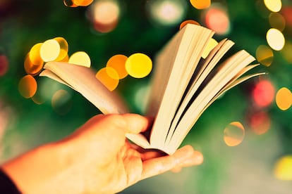 Jókabókaflod

Lugar: Islandia

Bajo esta"inundación de libros de Navidad" se encuentra una de las costumbres más bonitas de Europa: pasar la Nochebuena leyendo los libros que se regalan el 24 de diciembre. Una tradición que nació tras la Segunda Guerra Mundial, ya que el papel fue de las pocas materias primas que los islandeses pudieron seguir importando tras la escasez que trajo consigo el conflicto.