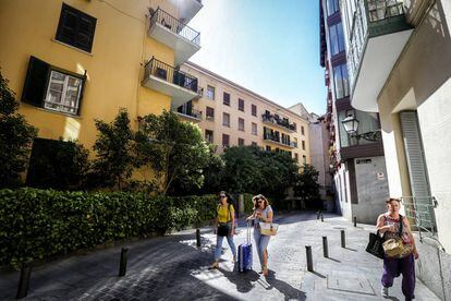 Tres mujeres caminan por la calle Señores de Luzón a la altura de los edificios número 4 y 6, en el centro de Madrid.