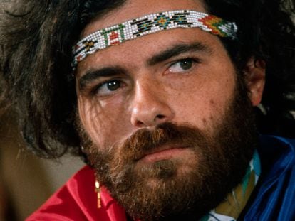 Jerry Rubin, uno de "los siete de Chicago", durante su declaración tras ser acusado  de "actividades antiamericanas".