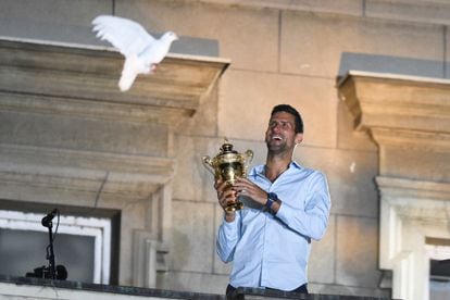 Djokovic ofrece el trofeo de Wimbledon a los aficionados desde el Ayuntamiento de Belgrado.