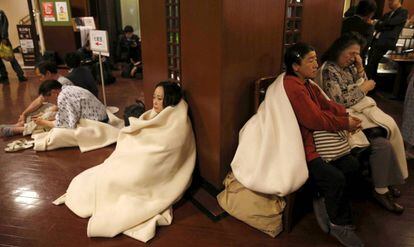 Huéspedes de un hotel de Kumamoto, en el recibidor del establecimiento tras el terremoto de este viernes.