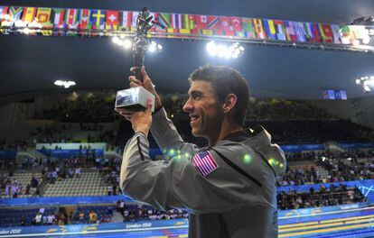 El nadador Michael Phelps sonrie mientras sujeta su premio reconociéndolo como el atleta olímpico más condecorado de todos los tiempos el 4 de agosto 2012 en Londres (Reino Unido).