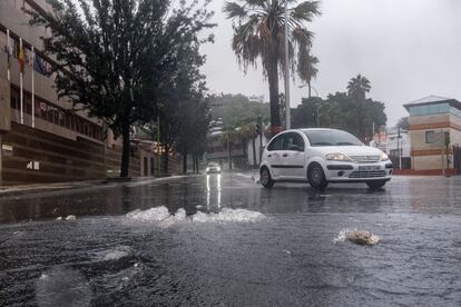 Solo el sábado, ya se produjo un récord histórico de precipitaciones en 24 horas en seis estaciones de Canarias: Izaña, la ciudad de Santa Cruz de Tenerife y los aeropuertos de Tenerife Norte, Tenerife Sur, La Palma y El Hierro. En la foto, agua acumulada en una calle en Las Palmas de Gran Canaria, este domingo.