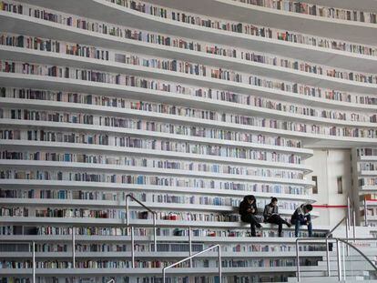  Varias personas visitan la biblioteca de Tianjin Binhai, en China, el 30 de noviembre del 2017. Esta biblioteca esf&eacute;rica contiene 1,2 millones de libros y fue inaugurada en octubre del 2017. 