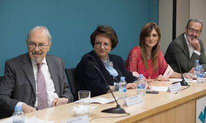 La psicoterapeuta Lucía Blanco, en el centro, durante la presentación de su libro en el Colegio Oficial de Psicólogos de Madrid.