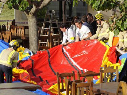 Operarios y bomberos retirando un castillo hinchable tras un accidente ocurrido en mayo de 2017 en Girona.