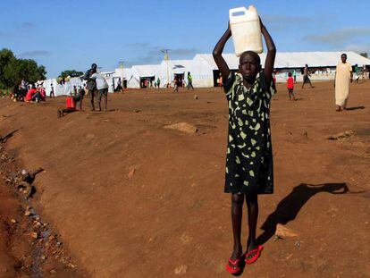 Una refugiada lleva una jarra de agua en el campamento de Palabek en Lamwo, en el norte de Uganda el pasado viernes. 