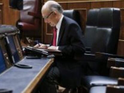 El ministro de Hacienda y Administraciones P&uacute;blicas, Crist&oacute;bal Montoro, en el Congreso.