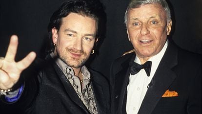 Bono y Frank Sinatra en los premios Grammy de 1994.