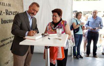 Arturo Pérez-Reverte firma su novela 'Hombres buenos', en la Feria.