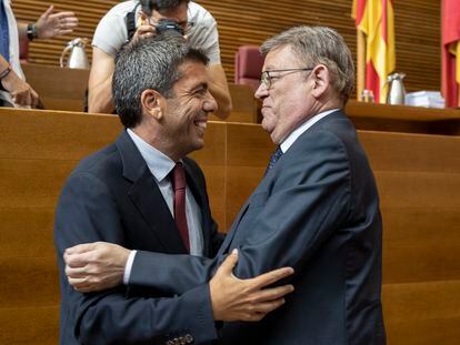 El futuro presidente de la Generalitat y presidente del PPCV, Carlos Mazón (i) y el presidente de la Generalitat valenciana en funciones, Ximo Puig (d), durante la constitución de la XI Legislatura de Les Corts de Valencia, un 26 de junio de 2023, en Valencia.