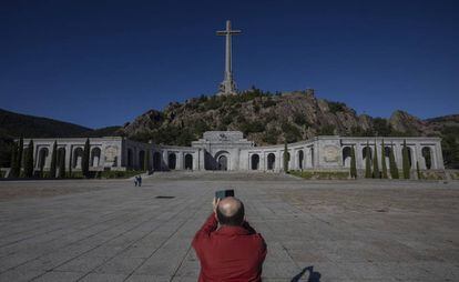 Un visitante fotografía el Valle de los Caídos.