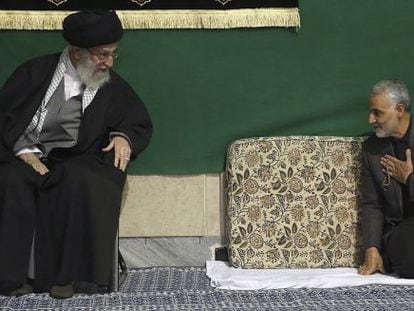 Soleimani saluda al ayatol&aacute; Ali Jamenei durante una ceremonia religiosa celebrada el pasado viernes en Teher&aacute;n.