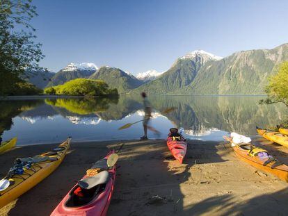 Kayaks en el lago Yelcho, de origen glaciar, en la región chilena de Los Lagos. 