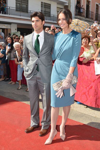 Cayetano Rivera Ordoñez y Eva González, con un veztido azul azafata con botonadura en la espalda. 