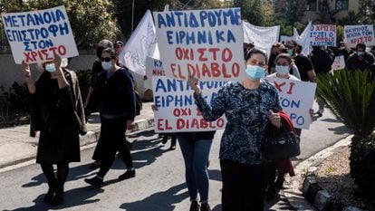 Protestas frente al edificio principal de la televisión pública de Chipre contra la canción elegida para representarles en Eurovisión, 'El diablo'.