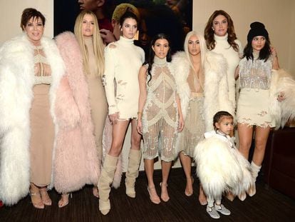 De izquierda a derecha: Kris Jenner, Khloé Kardashian, Kendall Jenner, Kourtney y Kim Kardashian, Caitlyn y Kylie Jenner, y la pequeña North West.