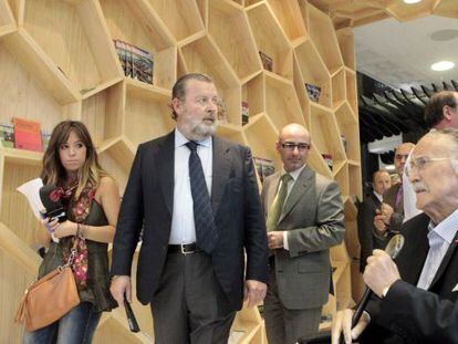 I&ntilde;aki Azkuna, a la derecha, Jos&eacute; Luis Sabas y Andoni Aldecoa, en la nueva Oficina de Turismo de Bilbao.