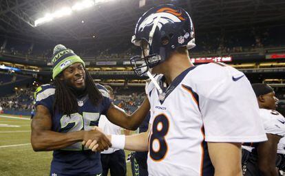 Richard Sherman, interceptor de los Seattle Seahawks, saluda al quarterback de Denver Broncos, Peyton Manning.