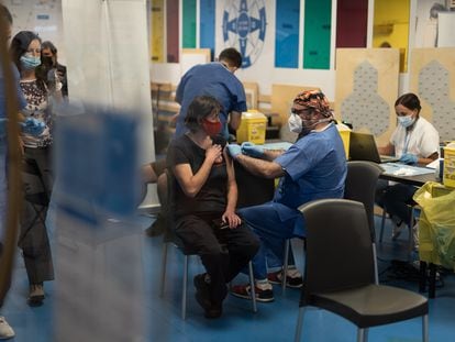 Punto de vacunación sin cita previa contra la covid, en el interior de un centro comercial de Barcelona