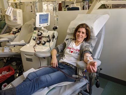 Diana Berrent, donando plasma en Nueva York, en una imagen cedida por ella misma.