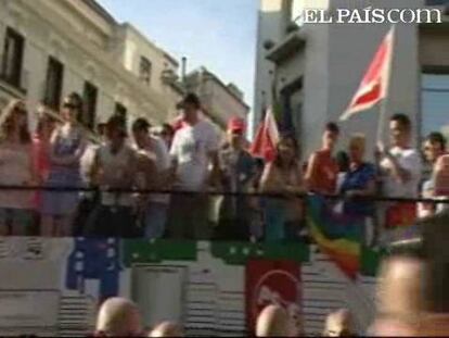 Este sábado, miles de personas han desfilado por el centro de Madrid para reivindicar los derechos de los transexuales, colectivo sobre el que este año pone el acento la Marcha del Orgullo Gay. El pistoletazo de salida se ha dado pasadas las seis de la tarde en la Puerta de Alcalá, con una traca, el desfile, que está organizado por la Federación Estatal de Lesbianas, Gays, Transexuales y Bisexuales (FELGTB) y el colectivo de Madrid COGAM. A la marcha han asistido diferentes representantes políticos, entre ellos la ministra de Igualdad, Bibiana Aído, o el portavoz de IU en el Congreso, Gaspar Llamazares. Una treintena de carrozas han dado ritmo a la marcha, encabezadas por la de las familias diversas. La marcha tiene este año un carácter de celebración especial, al coincidir con el quinto aniversario de la aprobación del matrimonio homosexual en España.