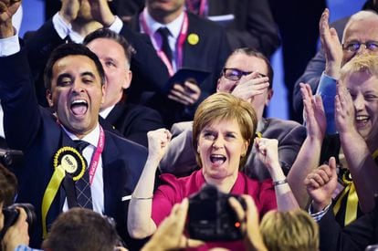 La líder del partido independentista escocés SNP, Nicola Sturgeon , celebra en Glasgow el resultado de las elecciones que le otorga fuerte presencia en el Parlamento nacional.