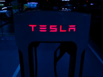 Un cargador Supercharger del fabricante de coches eléctricos Tesla.