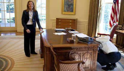 Obama emula una cl&aacute;sica foto de los Kennedy en el Despacho Oval ante la risa de Caroline.