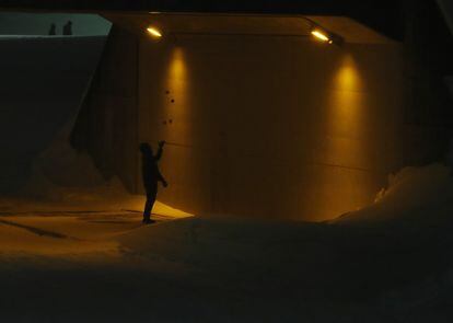 Una persona hace malabarismos bajo un puente cubierto de nieve, en Sapporo (Japón).