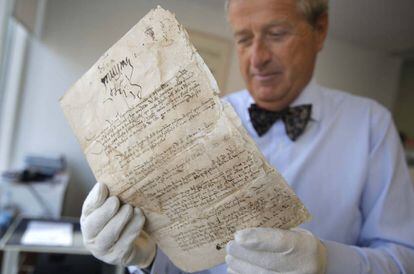 Borja Aguinagalde director del Archivo Histórico de Euskadi, con el original de la única carta manuscrita de Elcano.