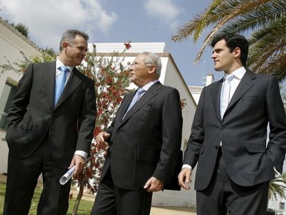 Emilio Serratosa, en medio de sus hijos Javier y Gonzalo, en una imagen de 2008.