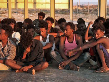 Un grupo de personas rescatadas del naufragio del 25 de julio, a 100 kilómetros al este de Trípoli.