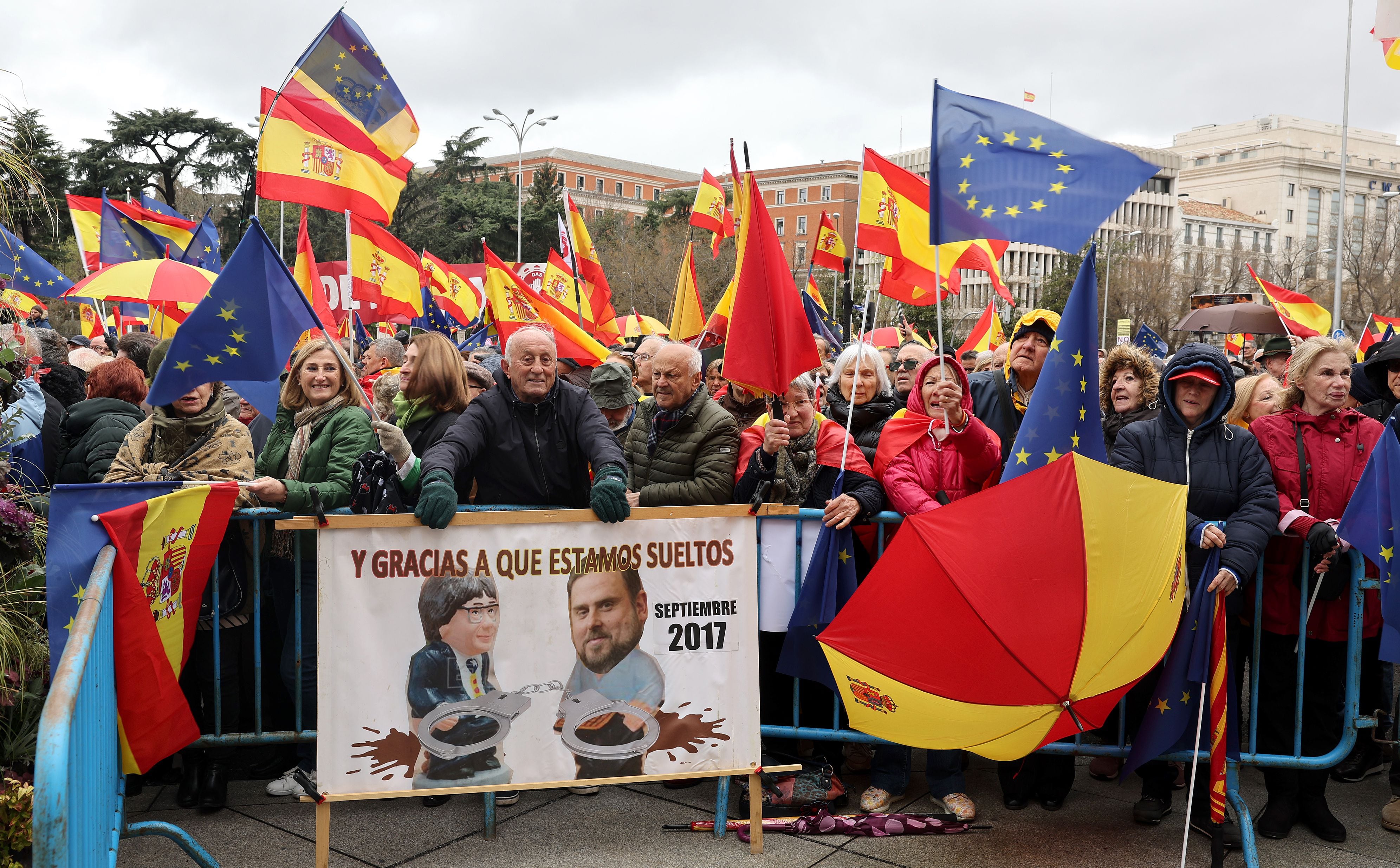 Asistentes a la concentración contra Pedro Sánchez, este sábado en Cibeles (Madrid).