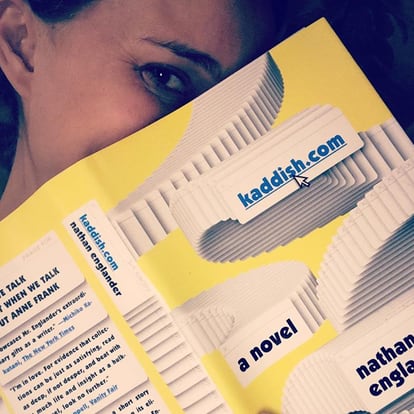 Natalie Portman
La actriz se estrenó en Instagram el año pasado para apoyar de todas las maneras posibles el movimiento Time’s Up… pero, más allá de defender esta y otras causas feministas y benéficas, se involucra con sus seguidores recomendando los libros que más le marcan.
