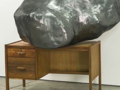 'Roca en el escritorio', de Mateo López.